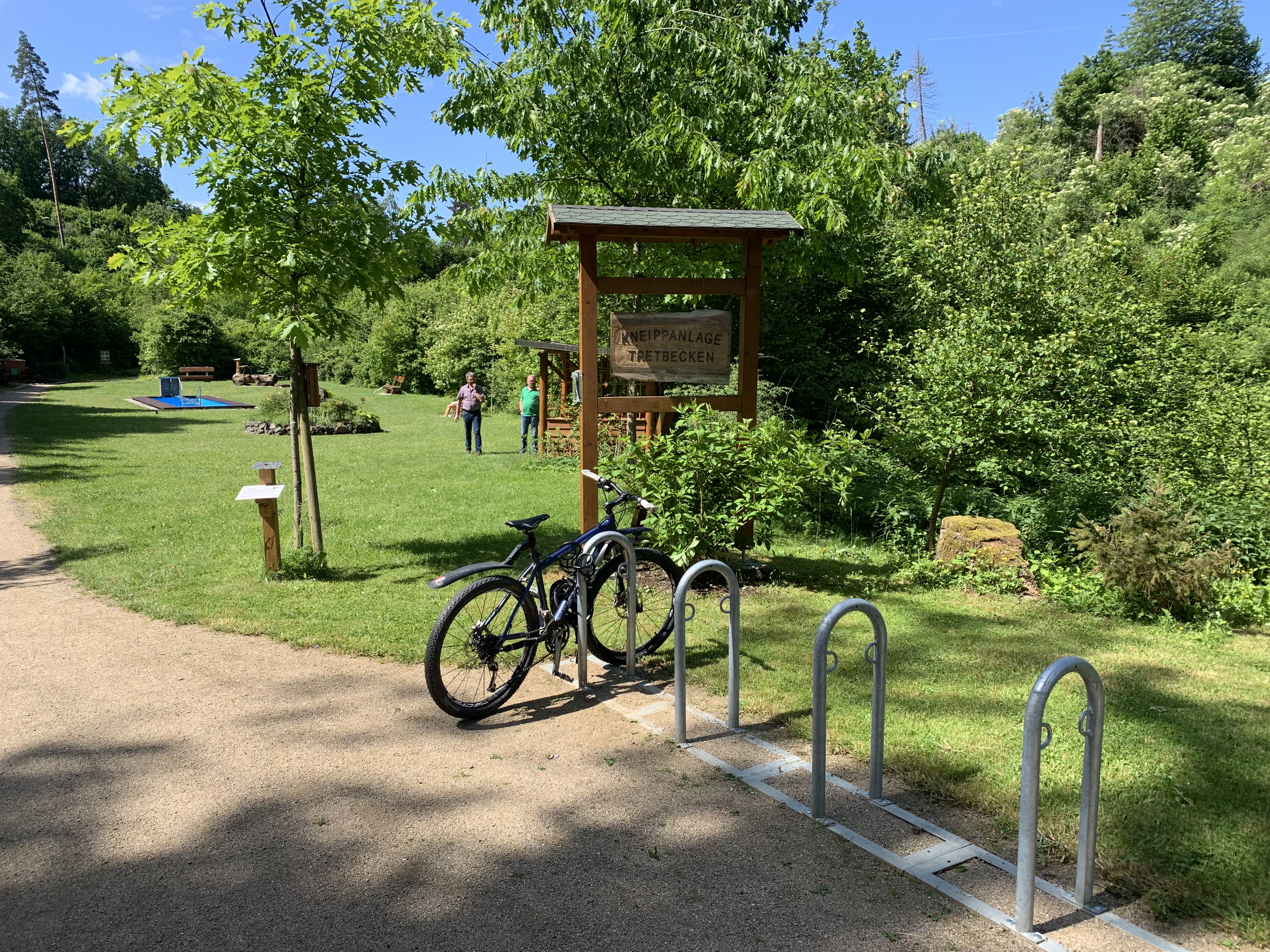 Fahrradständer und neuer Fußweg für das Tretbecken 